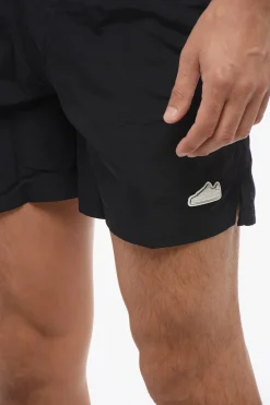 Costume da Bagno Boxer in Tinta Unita con Patch Sneakers></noscript>Nike Clearance