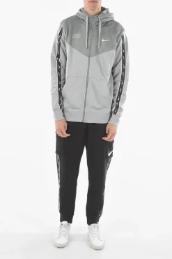 Felpa con Chiusura Zip e Banda Logata a Contrasto></noscript>Nike Hot