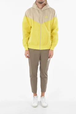 Giacca a Vento Ultra Leggera Bicolore con Cappuccio></noscript>Nike Fashion