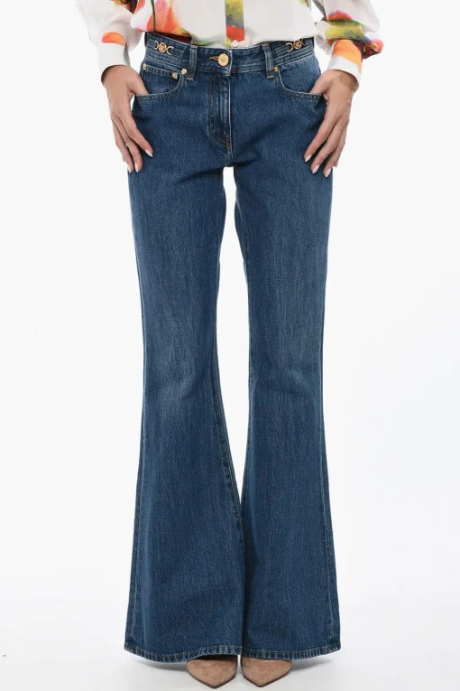 Jeans Bootcut in Cotone con Morsetti Logati 32cm>Versace Fashion