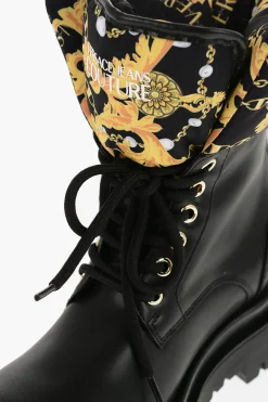 JEANS COUTURE Anfibi DREW in Ecopelle con Dettaglio Motivo Barocco></noscript>Versace Outlet