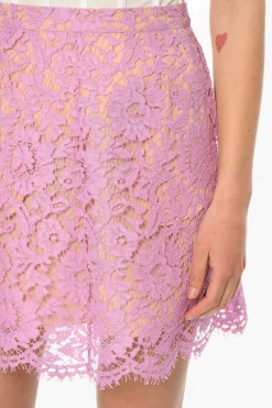 Minigonna Aderente in Pizzo con Sottoveste></noscript>Super Blond New