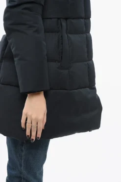 Piumino a Tinta Unita con Cappuccio Removibile e Bottoni Automatici></noscript>Woolrich Fashion