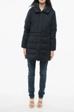 Piumino a Tinta Unita con Cappuccio Removibile e Bottoni Automatici></noscript>Woolrich Fashion