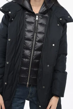 Piumino a Tinta Unita con Cappuccio Removibile e Bottoni Automatici></noscript>Woolrich Fashion