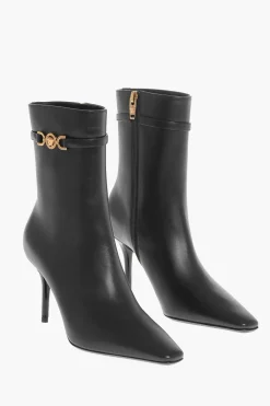 Stivaletti in Pelle con Cinturino Logato e Tacco a Spillo 9cm>Versace New