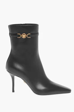 Stivaletti in Pelle con Cinturino Logato e Tacco a Spillo 9cm></noscript>Versace New