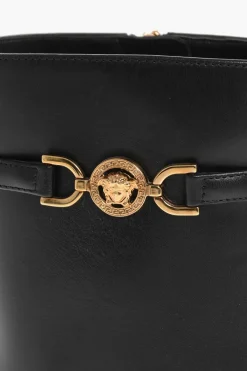 Stivaletti in Pelle con Cinturino Logato e Tacco a Spillo 9cm></noscript>Versace New