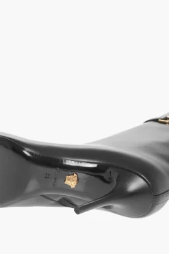 Stivaletti in Pelle con Cinturino Logato e Tacco a Spillo 9cm></noscript>Versace New