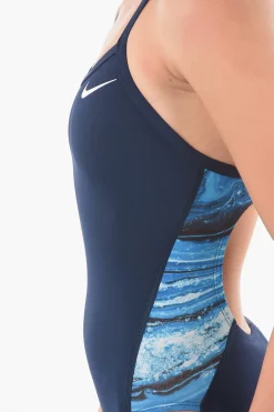SWIM Costume da Bagno Intero RACERBACK con Dettaglio Laterale a Fantasia></noscript>Nike New