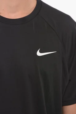 SWIM t-shirt DRI-FIT a Tinta Unita con Logo Stampato></noscript>Nike Hot